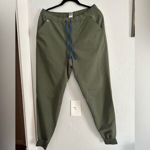 Figs Men’s Tansen Jogger Scrub Pants. Moss color. Size M
